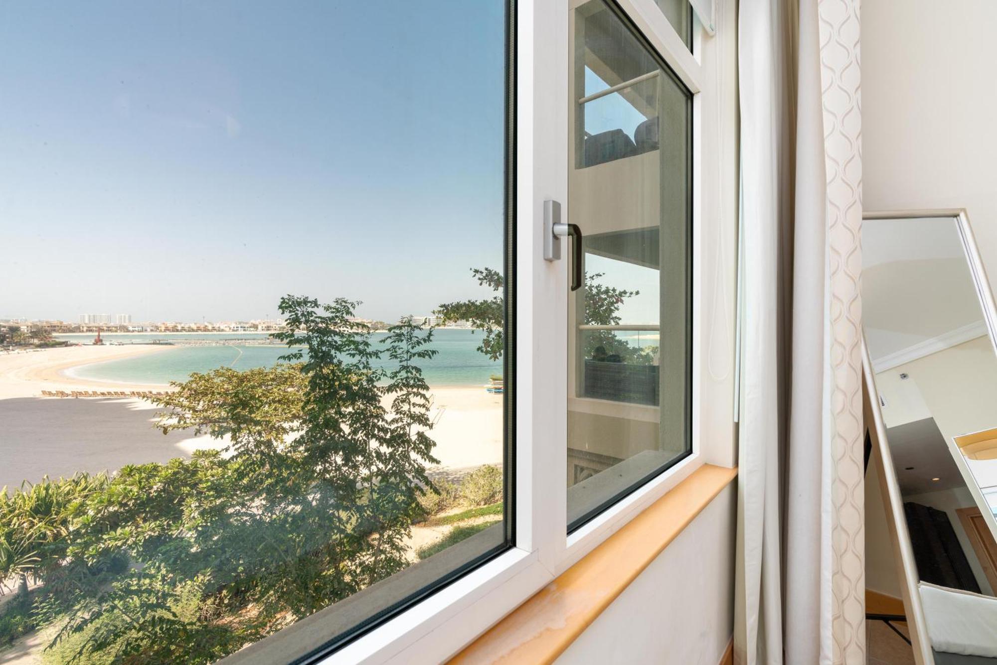 Welcoming 1 Bedroom Palm Jumeirah With Sea View Apartment Dubai