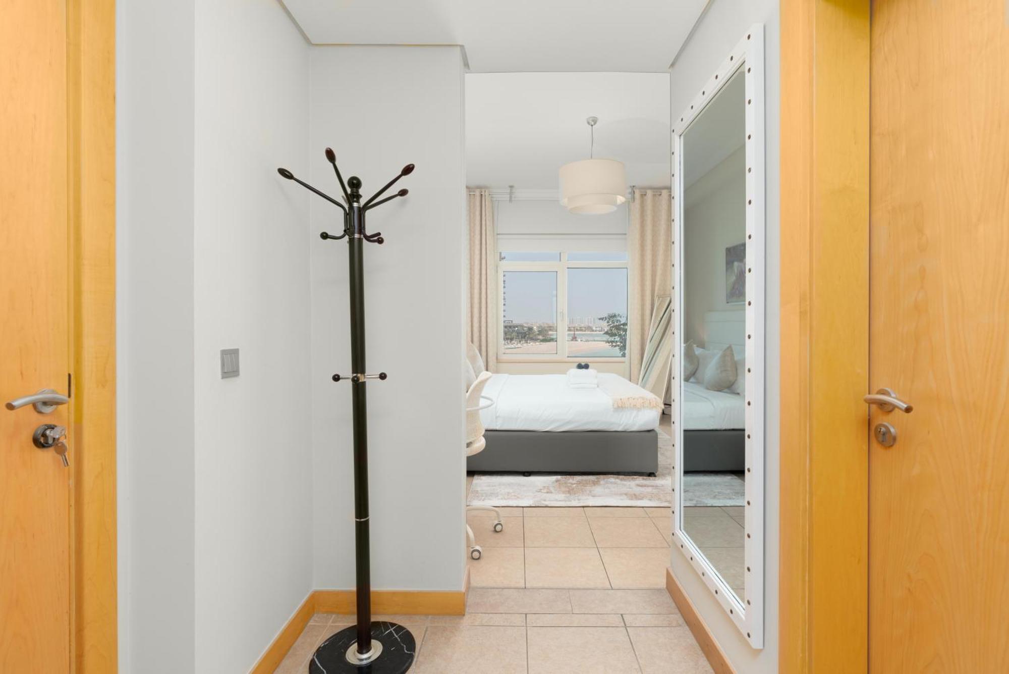 Apartment Welcoming 1 Bedroom Palm Jumeirah With Sea View Dubai