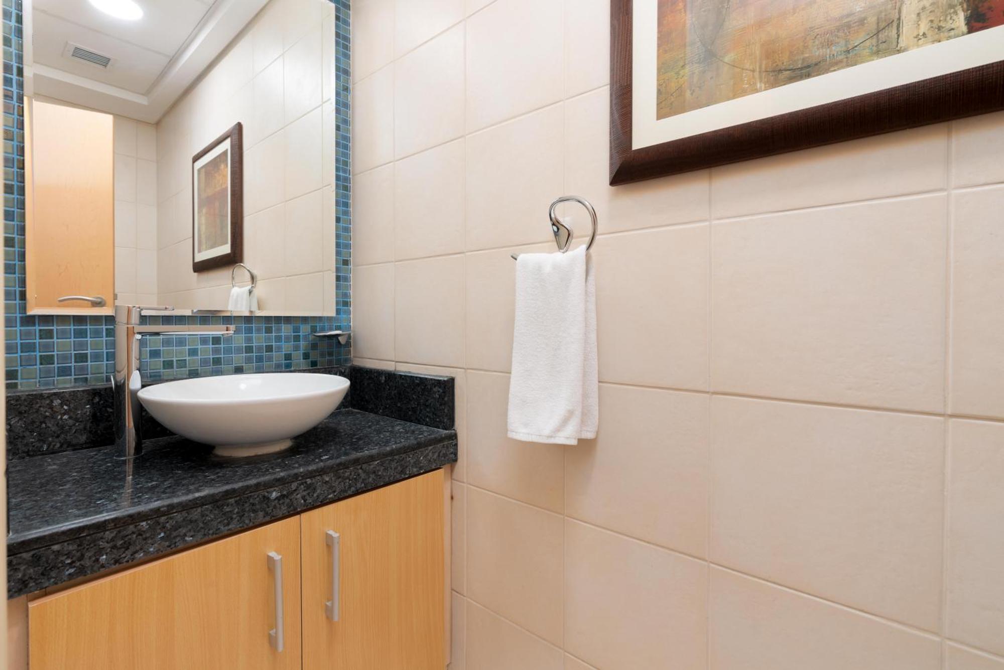 Welcoming 1 Bedroom Palm Jumeirah With Sea View Apartment *